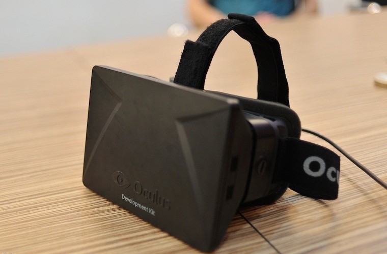 Kính thực tế ảo Oculus Rift có màn hình chất lượng hiển thị 1080 x 1920, các thiết bị đi kèm gồm adapter kết nối máy tính, bộ sạc, dây cáp kết nối microUSB, joystick (điều khiển). Ảnh: Internet